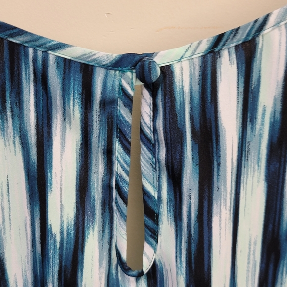 LANE BRYANT Printed Blouse with Split Back, size 18/20, Multicolor - Picture 4 of 9